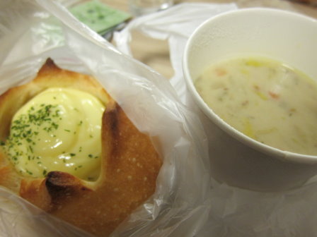 烤馬鈴薯麵包、野菜巧達蛤蜊濃湯