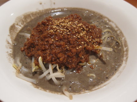 黒の担々麺(680圓)