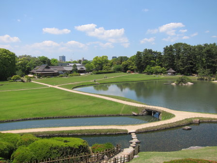 某坡上所見後樂園