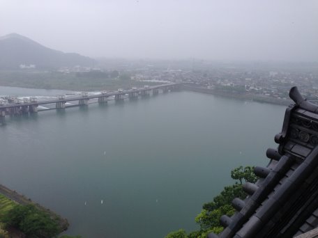 雨中犬山城一景