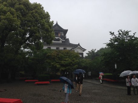 犬山城持續大雨中