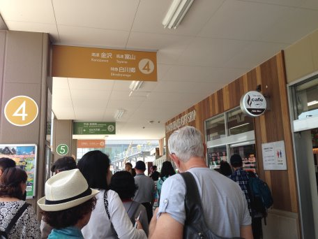 前往白川鄉的人潮