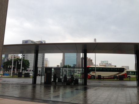 雨後巴士站