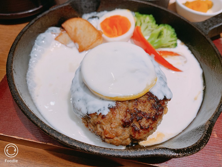 淋醬後的レモンバターハンバーグ